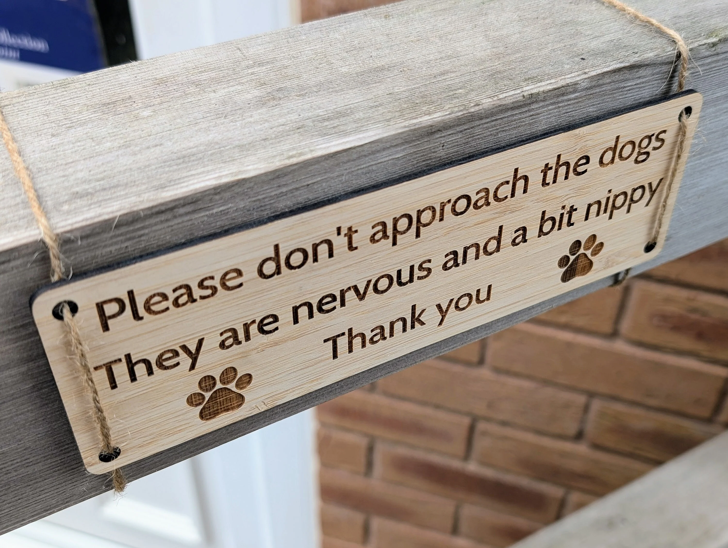 Bamboo Outdoor Gate Sign - "Please Don't Approach the Dogs" with Cute Paw Prints, 200mm x 65mm, Garden, Yard, Pet Safety Decor, Eco-Friendly - Image 3