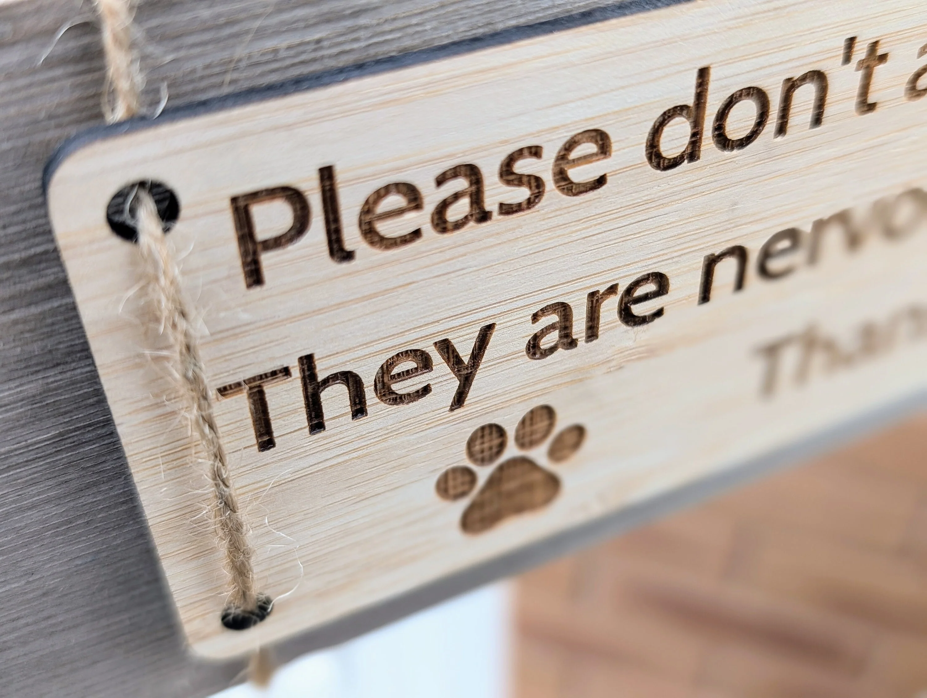 Bamboo Outdoor Gate Sign - "Please Don't Approach the Dogs" with Cute Paw Prints, 200mm x 65mm, Garden, Yard, Pet Safety Decor, Eco-Friendly - Image 4