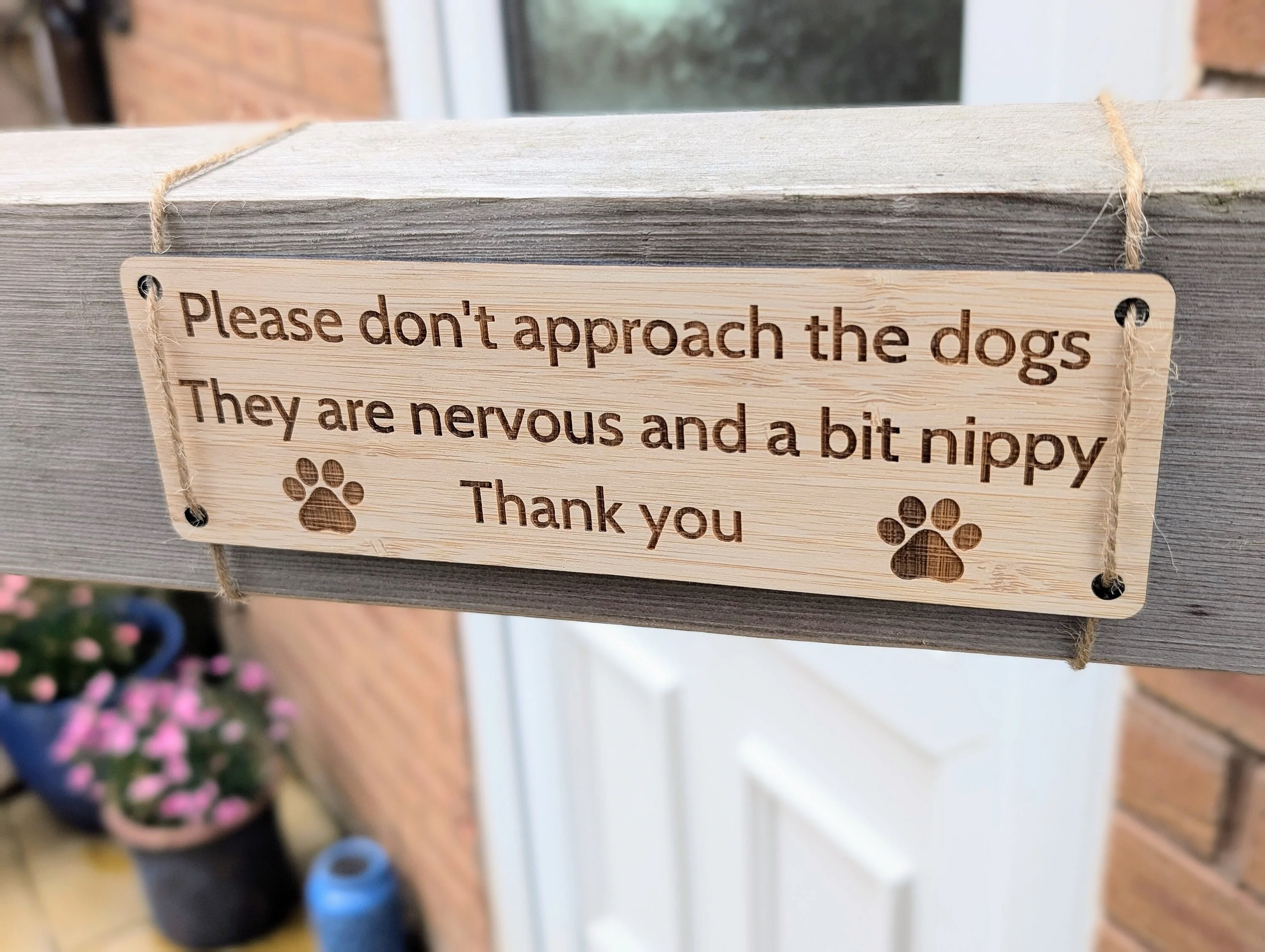 Bamboo Outdoor Gate Sign - "Please Don't Approach the Dogs" with Cute Paw Prints, 200mm x 65mm, Garden, Yard, Pet Safety Decor, Eco-Friendly - Image 5