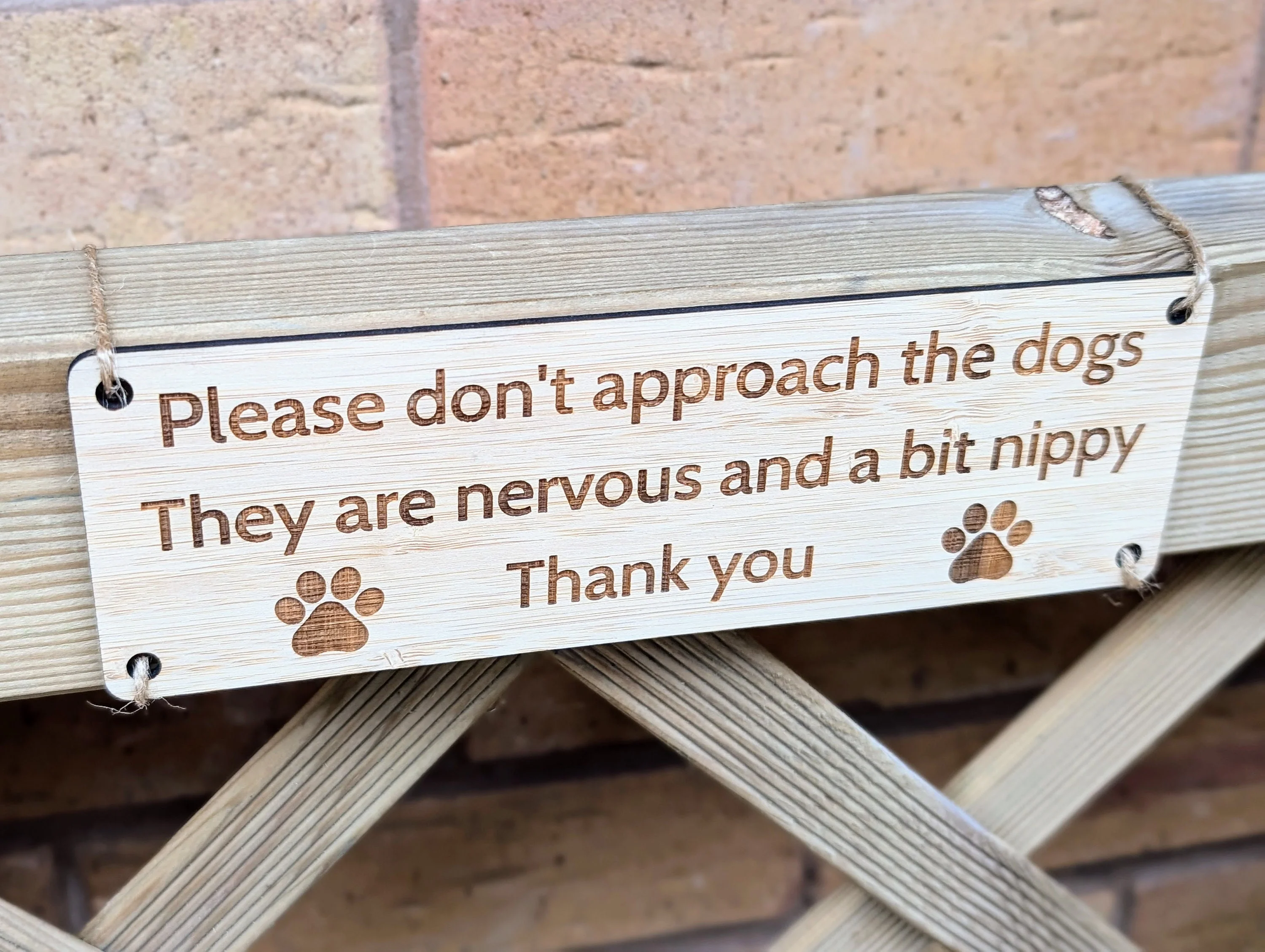 Bamboo Outdoor Gate Sign - "Please Don't Approach the Dogs" with Cute Paw Prints, 200mm x 65mm, Garden, Yard, Pet Safety Decor, Eco-Friendly - Image 6