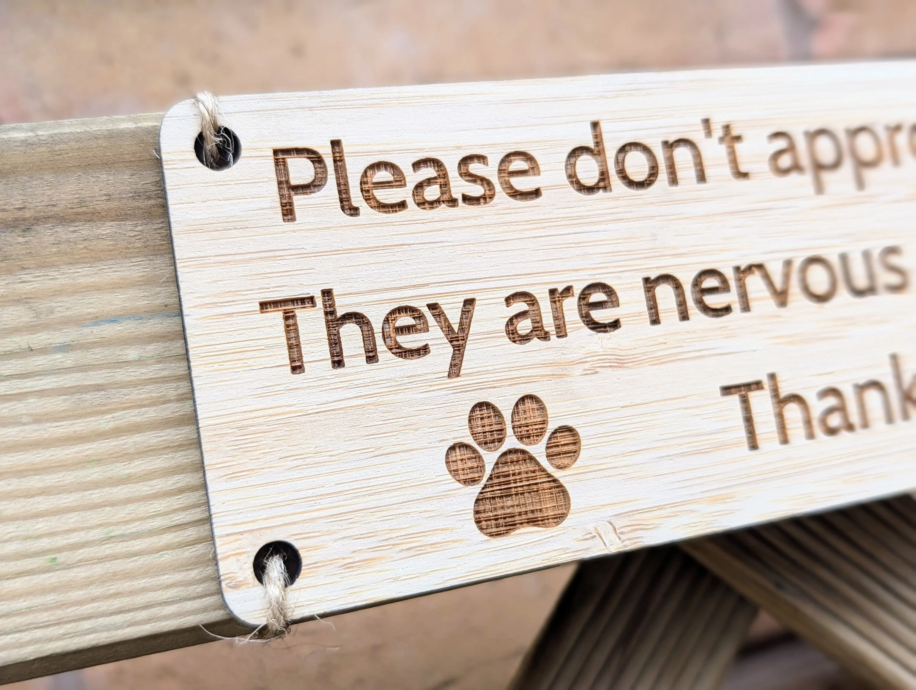 Bamboo Outdoor Gate Sign - "Please Don't Approach the Dogs" with Cute Paw Prints, 200mm x 65mm, Garden, Yard, Pet Safety Decor, Eco-Friendly - Image 7