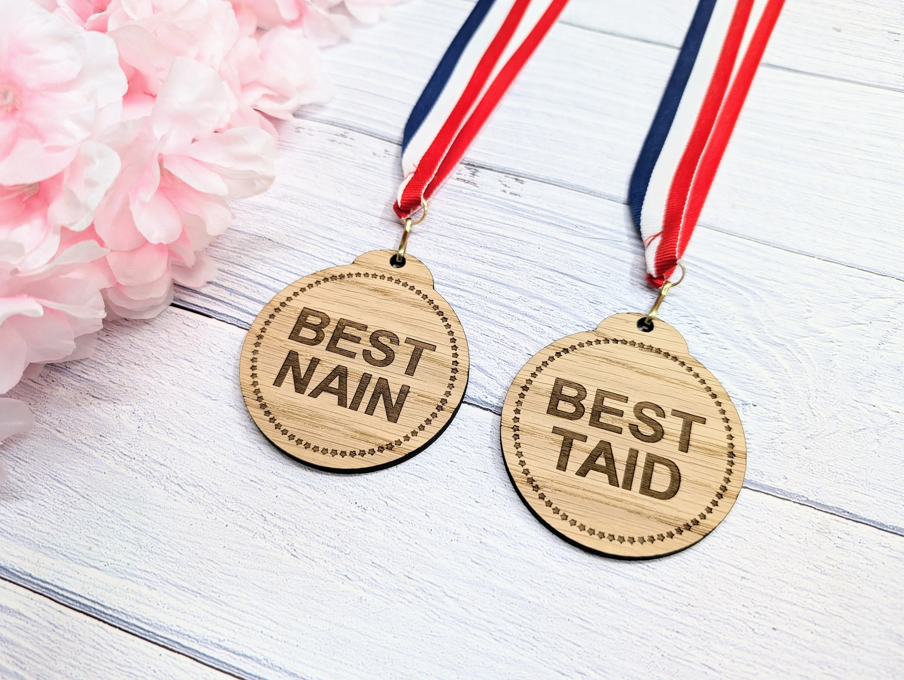 Best Nain & Best Taid Medals - Oak Veneer Welsh Grandparent Awards, Heartfelt Gift - Handmade in Wales - Image 2