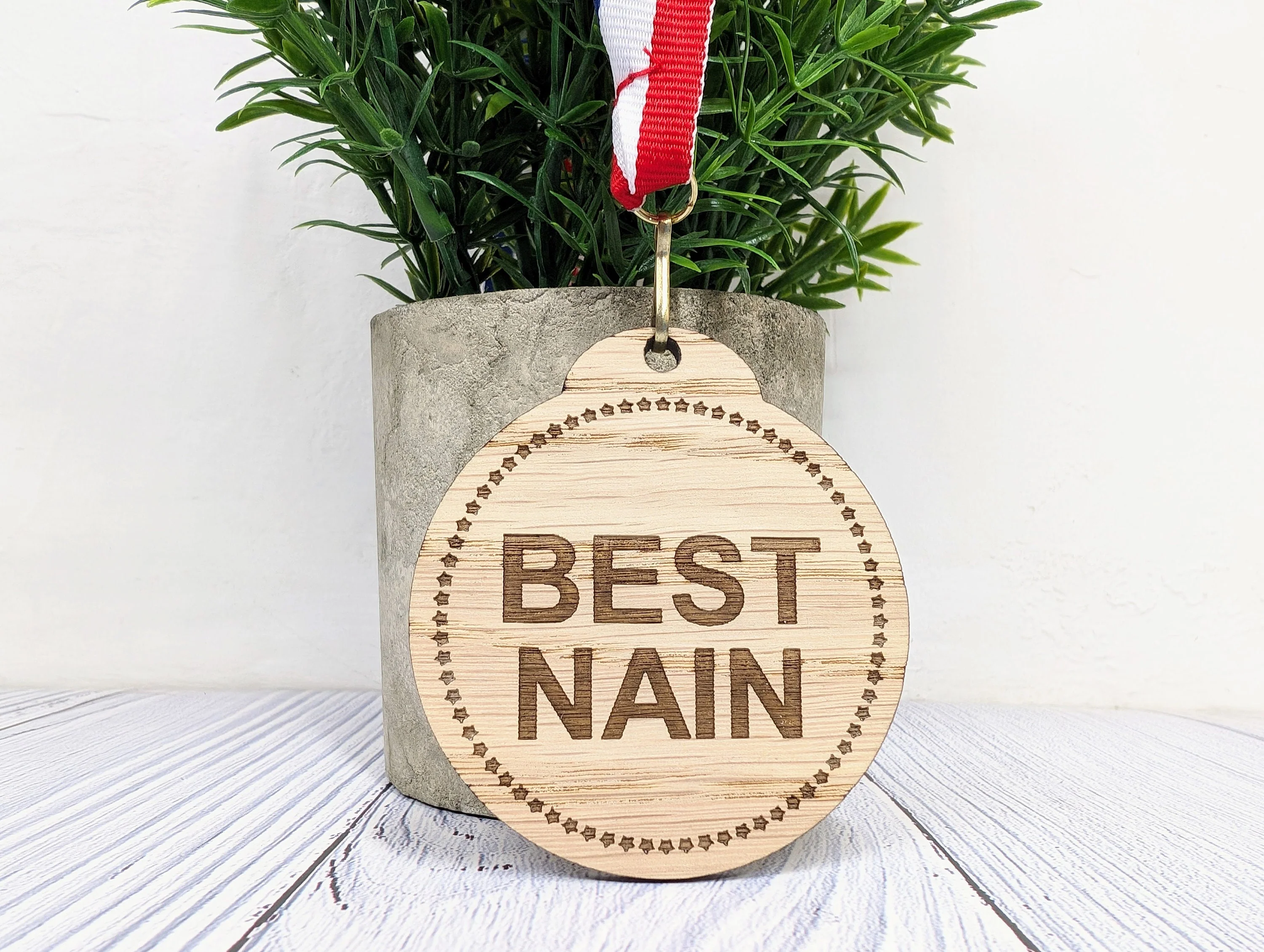 Best Nain & Best Taid Medals - Oak Veneer Welsh Grandparent Awards, Heartfelt Gift - Handmade in Wales - Image 3