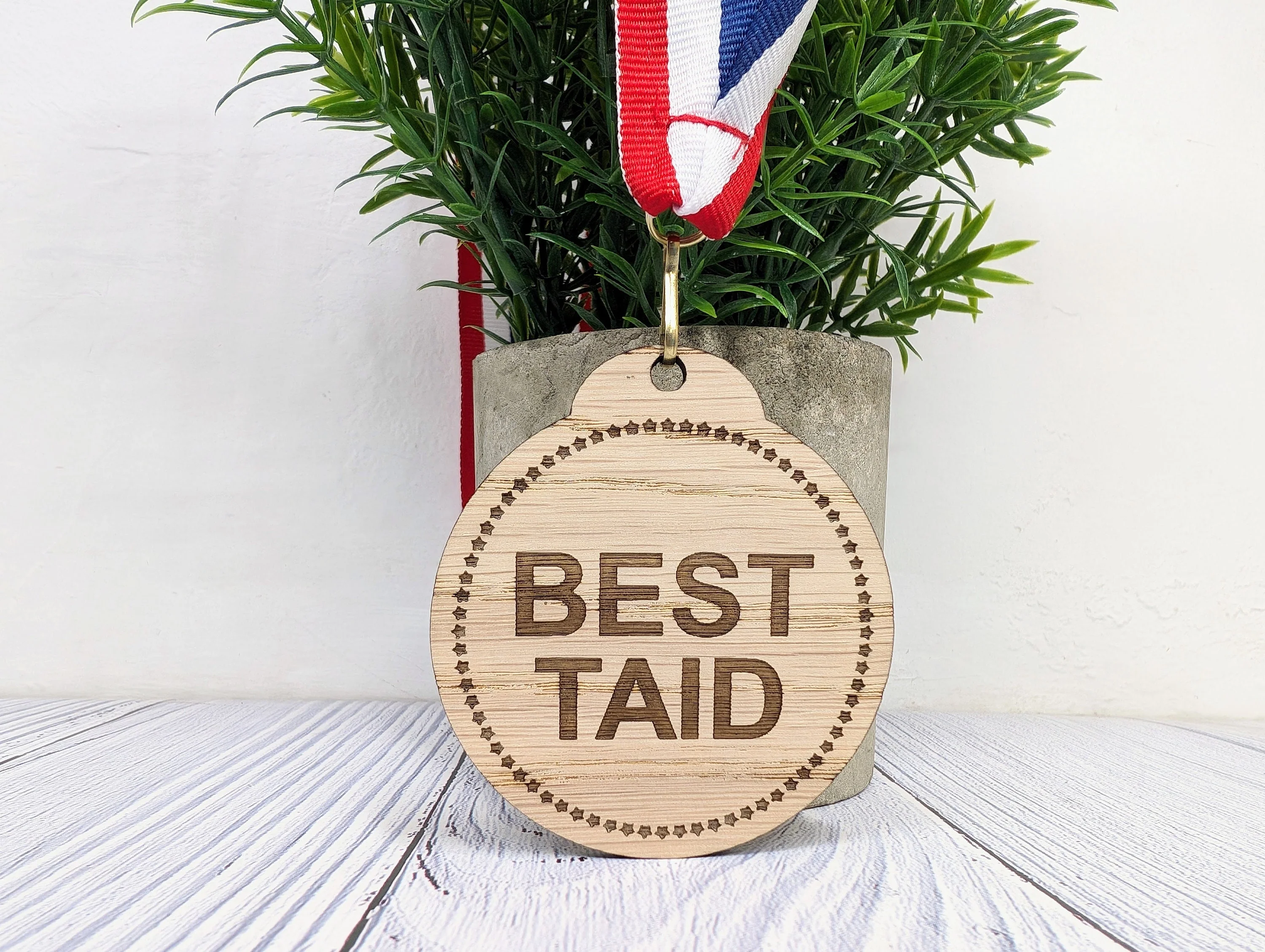 Best Nain & Best Taid Medals - Oak Veneer Welsh Grandparent Awards, Heartfelt Gift - Handmade in Wales - Image 4