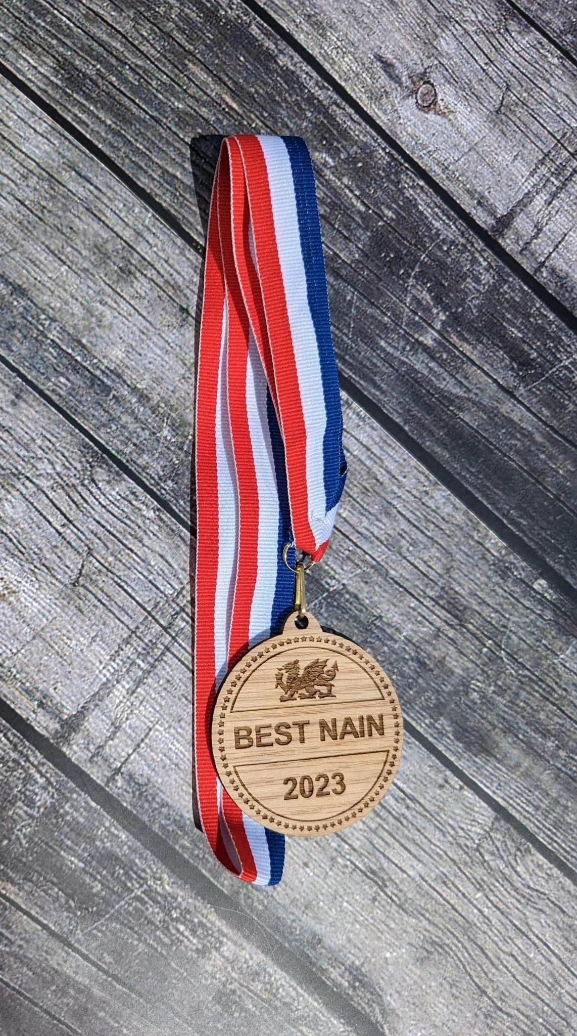 Best Nain & Nain Gorau Medals with Welsh Dragon - Meaningful Gifts, Birthday Gift, Mother's Day Gift - Image 4
