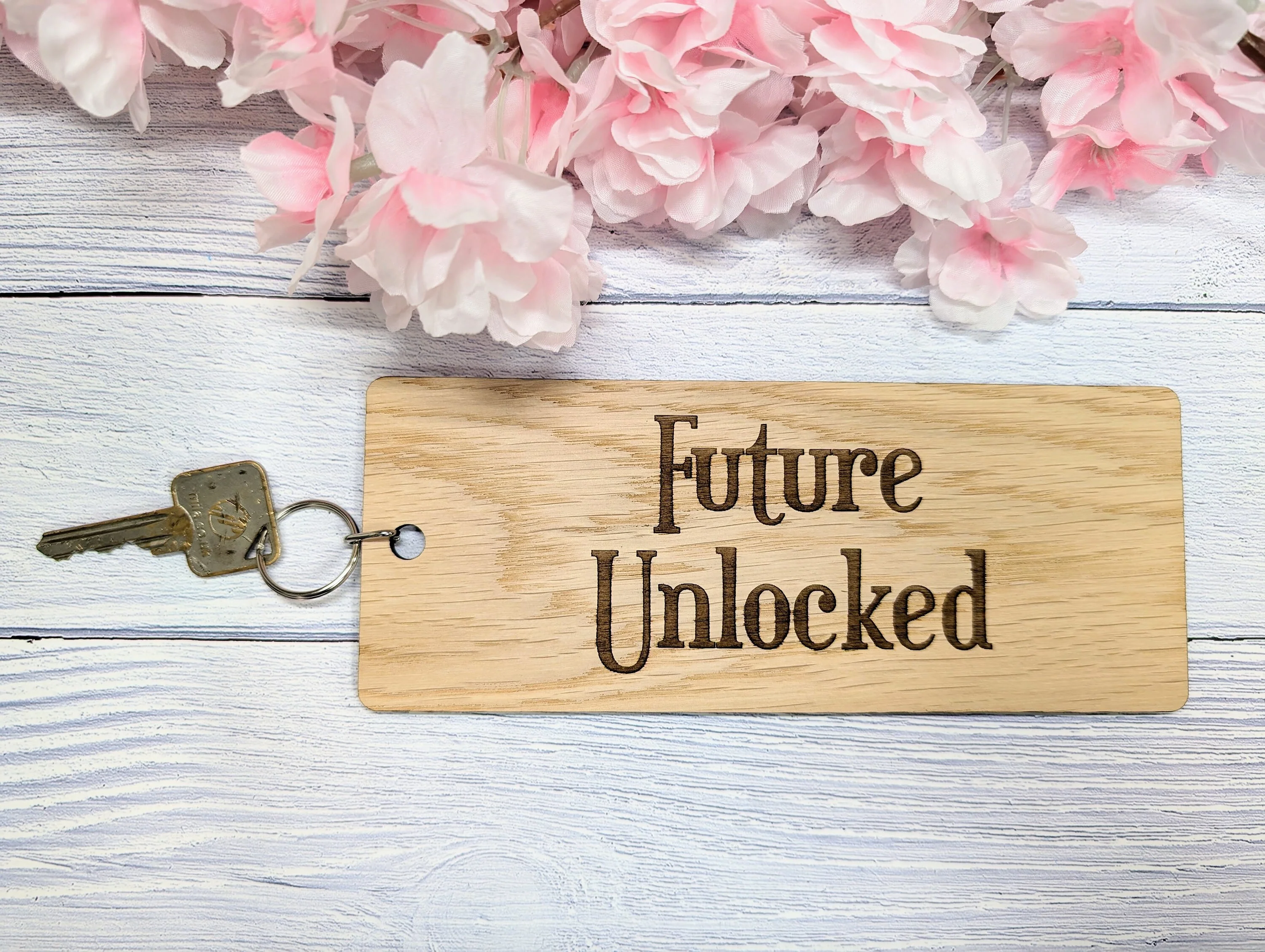 Extra-Large 200x80mm "Future Unlocked" Wooden Keyring – Inspirational Oak Veneer Key Accessory - Image 2