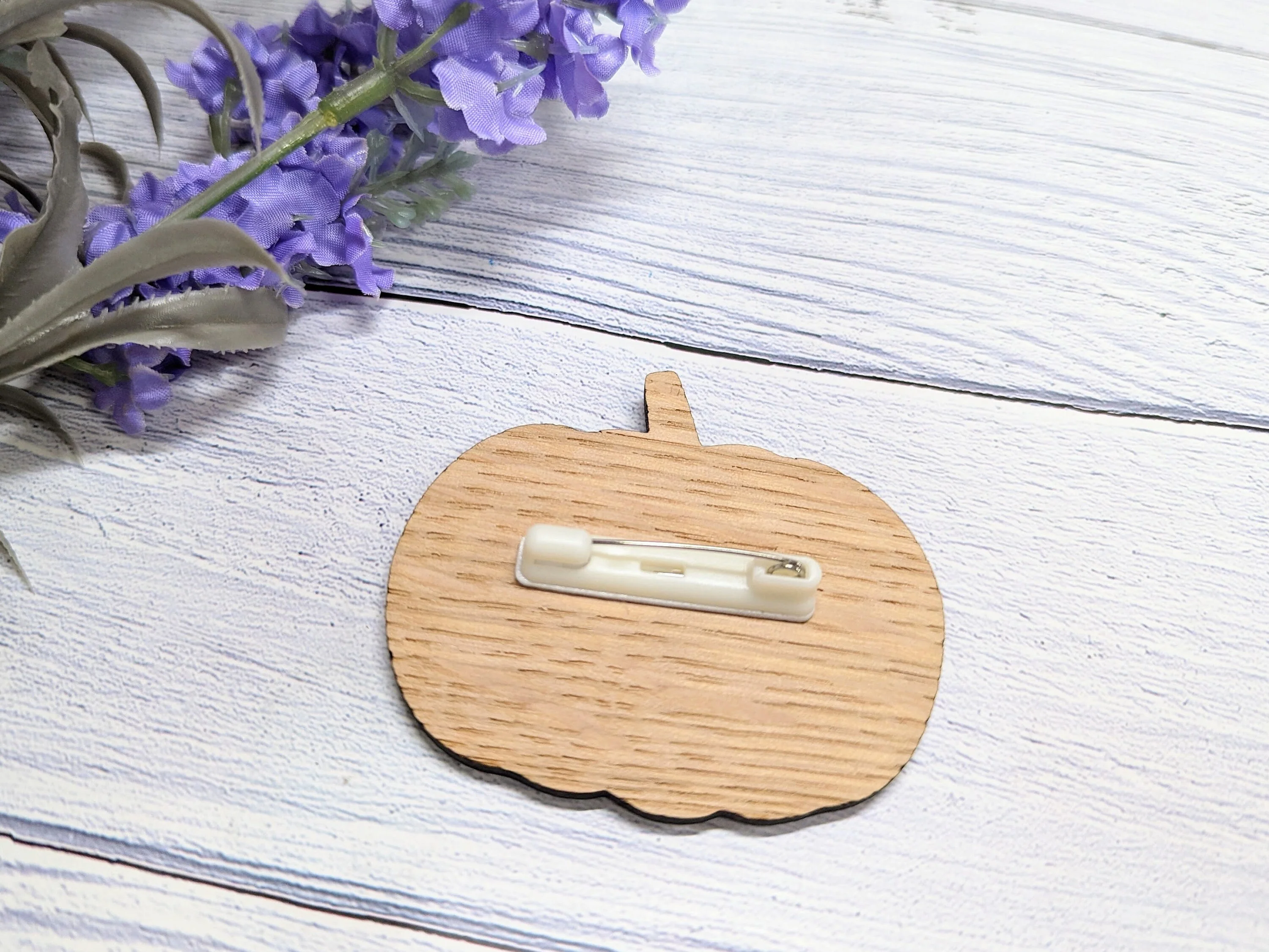 Personalised Halloween Pumpkin Badge - "Hallo-Queen" or Custom Text - Oak Veneered MDF - Spooky Season Accessory - Image 3
