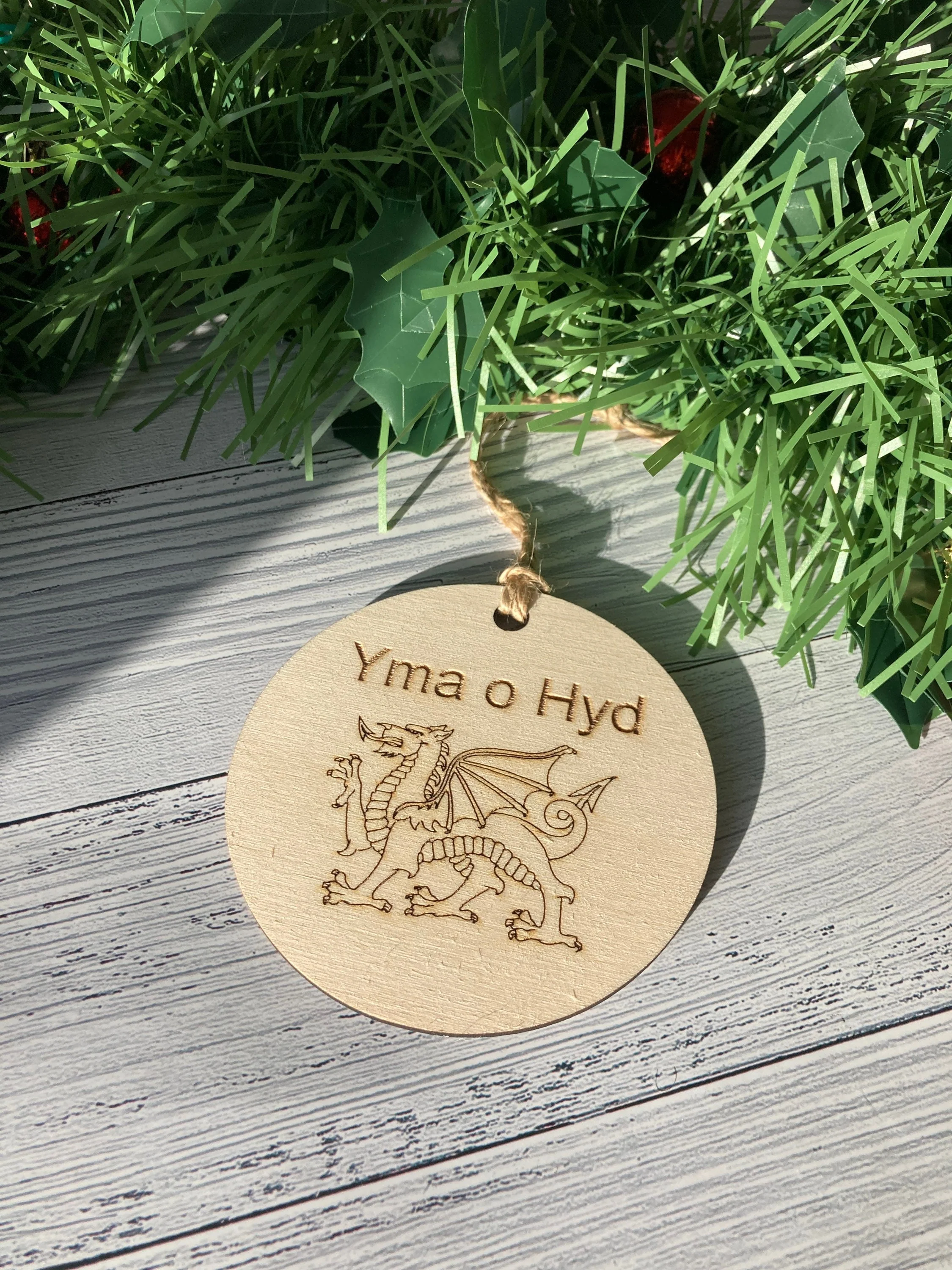 Welsh Bauble, Welsh Wooden Gift, Celtic Bauble, Yma o Hyd - Image 3